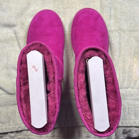 UGG Classic Short Boots - Picture 5 of 6